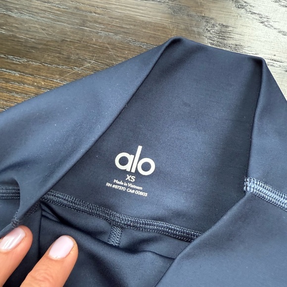 Alo Navy 7/8 airlift leggings - Picture 2 of 3